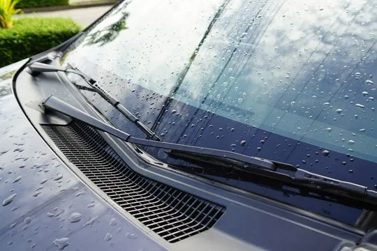 Remplacez les essuie-glaces de votre véhicule pour une meilleure visibilité et une conduite plus sécuritaire.